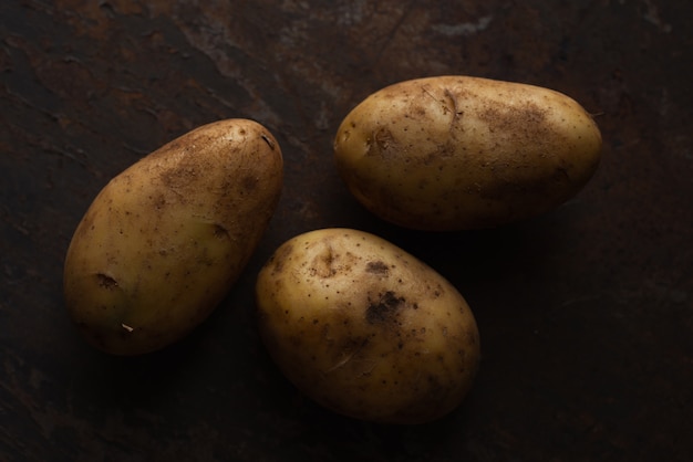 Pommes de terre sur un sol en métal rouillé