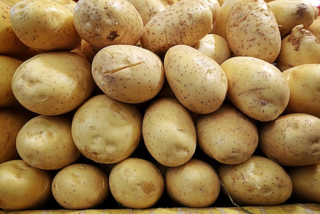 Pommes de terre végétales fraîches biologiques en épicerie