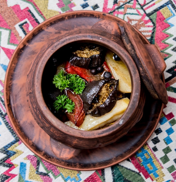 Pommes de terre avec viande et légumes en pot d'argile. Cuisine nationale géorgienne.