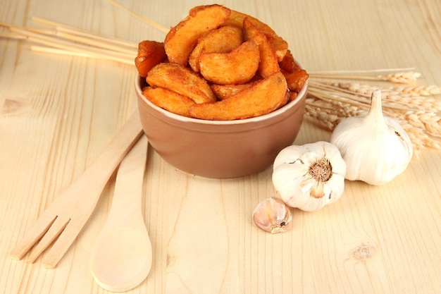 Pommes de terre de village appétissantes dans un bol sur une table en bois libre