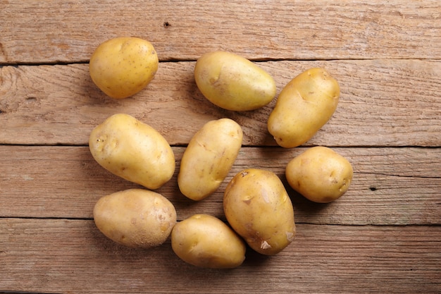 Pommes de terre vue de dessus sur fond en bois