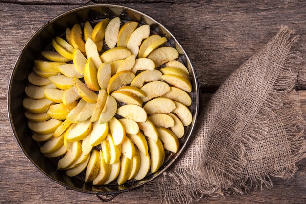 Pommes tranchées dans le bac