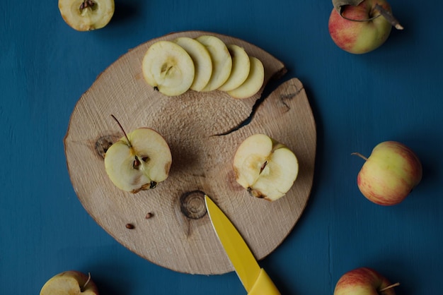 Pommes tranchées sur une table bleue, vue de dessus