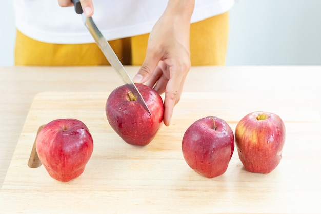 Pommes et tranches sur une planche à découper en bois.