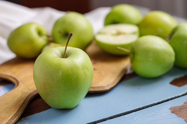 Pommes vertes crues fraîches sur le fond en bois Alimentation saine Fruits juteux pour tous