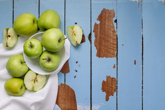 Pommes vertes crues fraîches sur le fond en bois Alimentation saine Fruits juteux pour tous