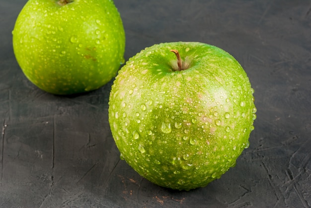 Pommes vertes crues fraîches