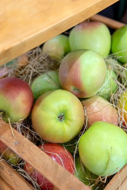 Pommes vertes dans une boîte.