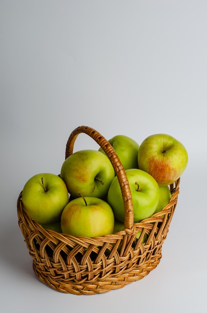 Pommes vertes dans un panier.