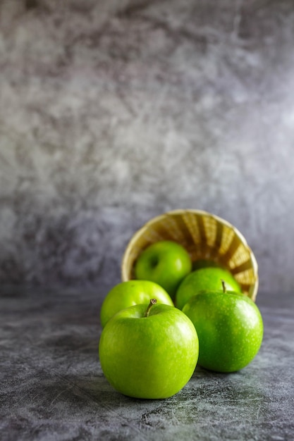 Pommes vertes dans un panier