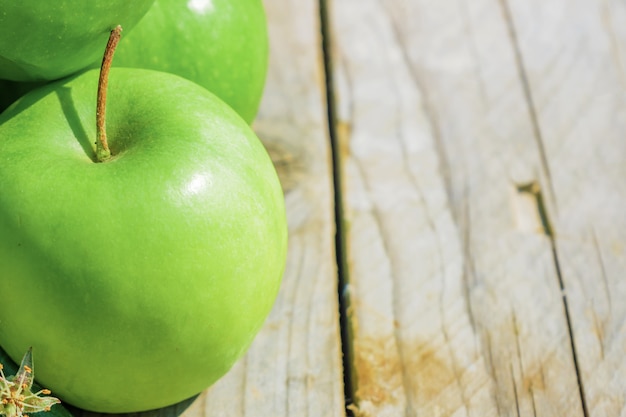 Photo pommes vertes fraîchement coupées sur table en bois