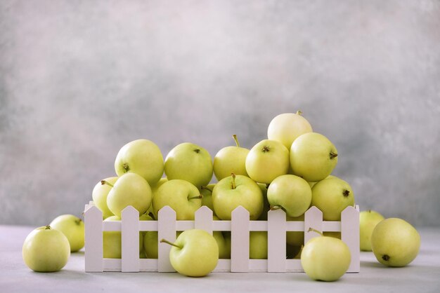 Photo pommes vertes fraîches dans une boîte en bois sur fond gris clair espace libre pour le texte espace de copie vue de dessus