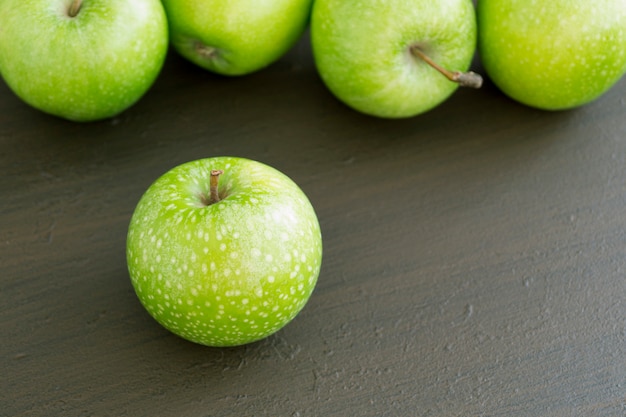 Pommes vertes fraîches sur la table, se bouchent.