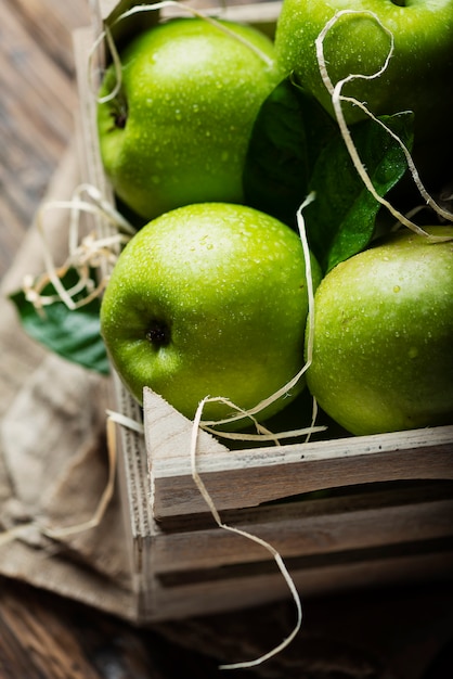 Photo pommes vertes à l'intérieur d'une boîte