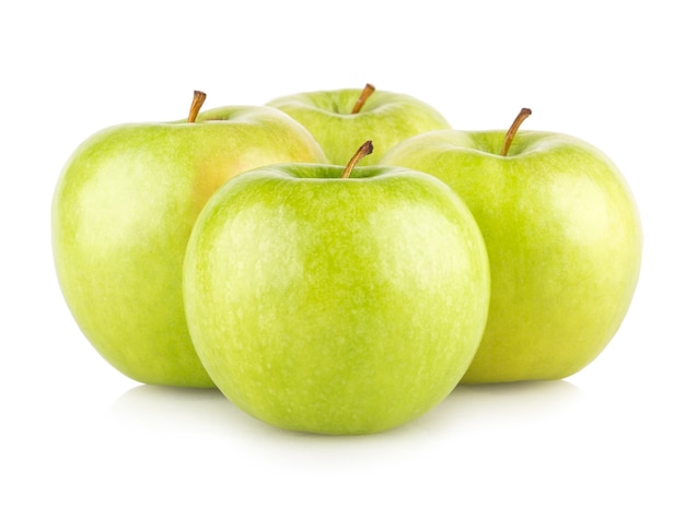 Pommes vertes isolées sur fond blanc