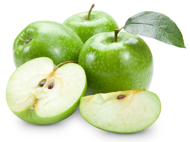 Pommes vertes isolées sur des pommes blanches