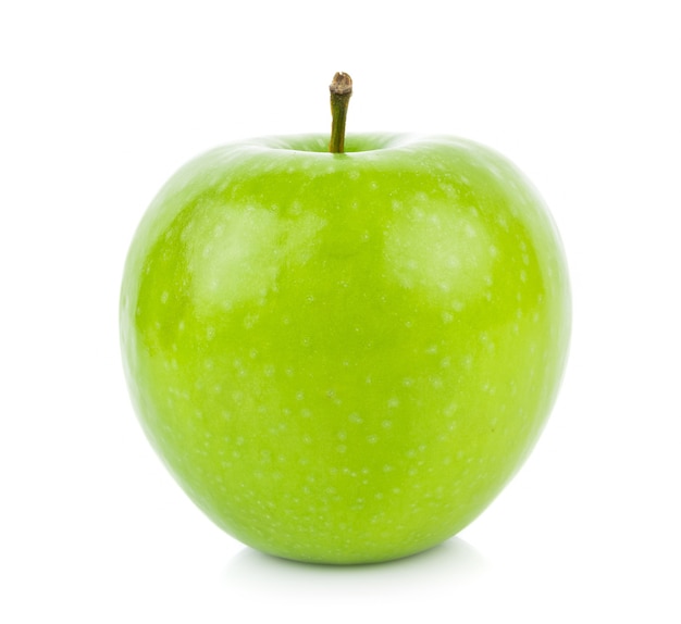 Pommes vertes isolées sur une surface blanche