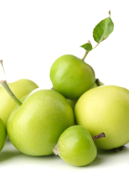 Pommes vertes isolés sur blanc