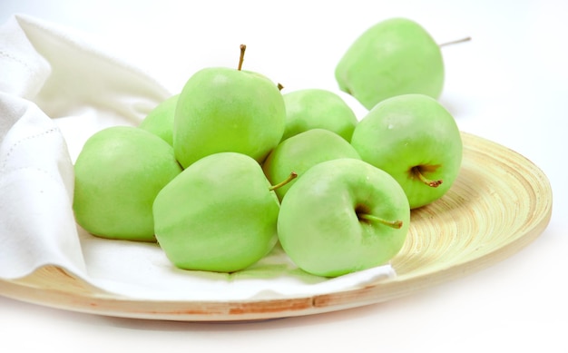 Photo pommes vertes isolés sur blanc