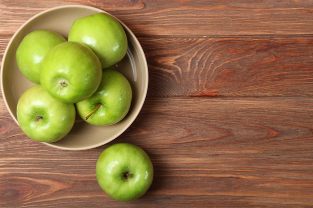 Pommes vertes juteuses sur une table en bois