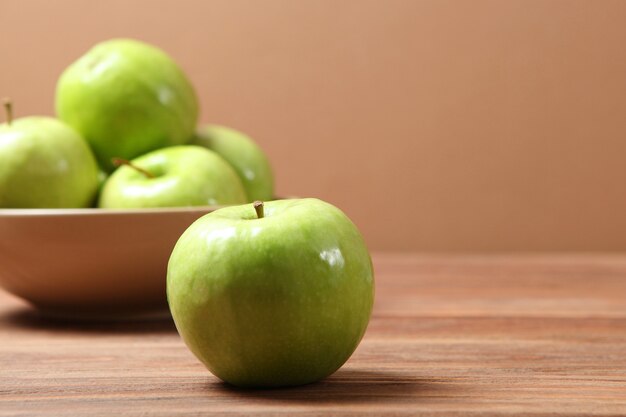 Pommes vertes juteuses sur une table en bois