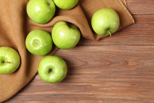 Pommes vertes juteuses sur une table en bois