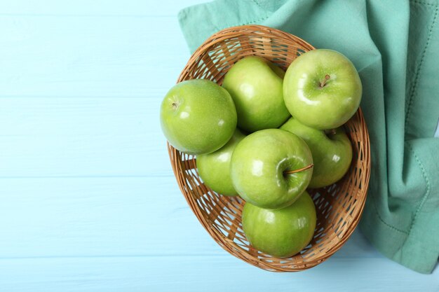 Pommes vertes juteuses sur une table en bois