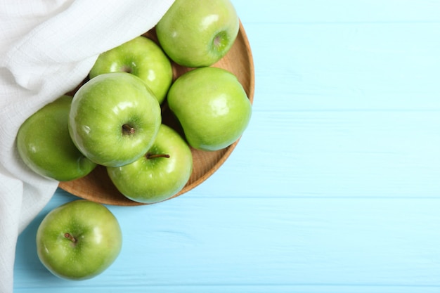 Pommes vertes juteuses sur une table en bois