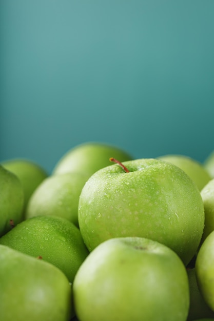 Pommes vertes mûres et juteuses sur fond vert.