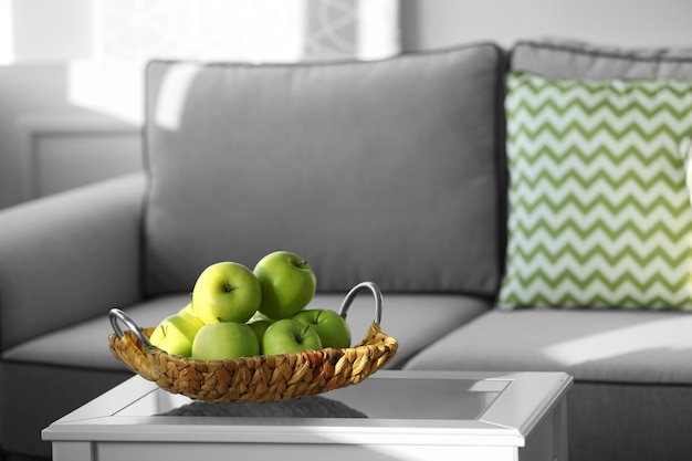 Pommes vertes mûres sur une table dans la chambre