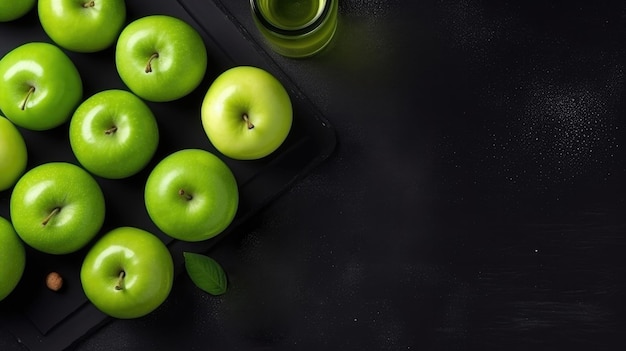 Pommes vertes sur un plateau avec une bouteille de liquide vert sur le côté