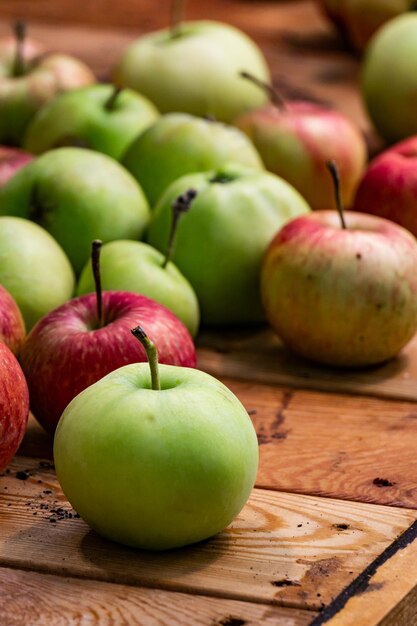 Pommes vertes et rouges sur le comptoir