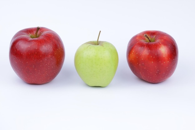 Pommes vertes et rouges entières sucrées juteuses isolées sur fond blanc Concept d'aliments sains Libre d'un fruit vert