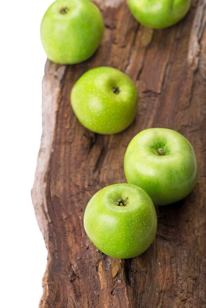 Pommes vertes de saison fraîche sur fond de bois vintage