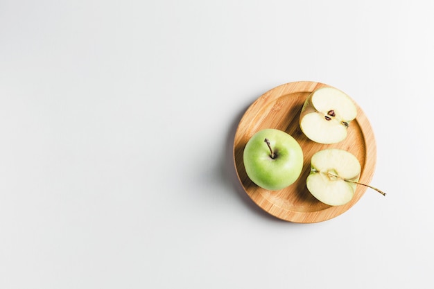 Pommes vertes sur table blanche