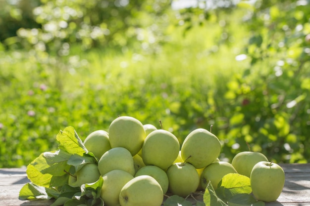 Pommes vertes sur table en bois en plein air