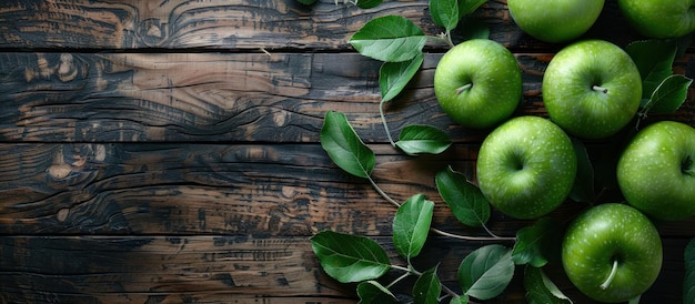 Des pommes vertes sur une table en bois