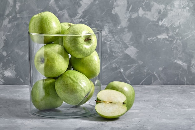 Pommes vertes sur la table