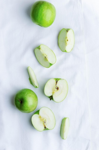 Pommes vertes sur un tissu blanc au-dessus de la vue