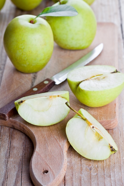 Pommes vertes tranchées et couteau