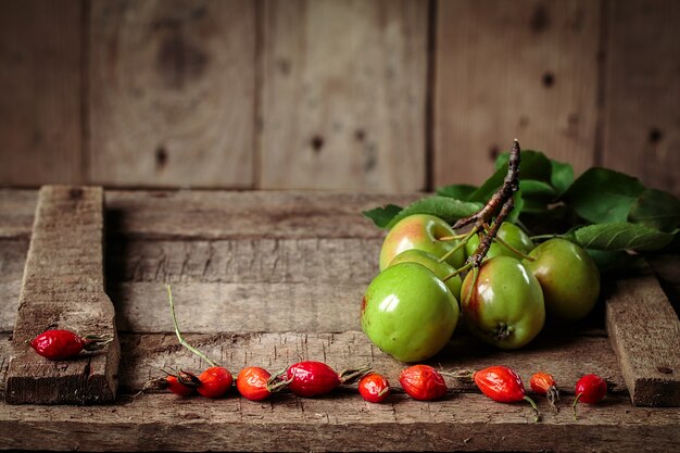 Pommes vertes sur une vieille boîte.