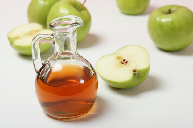 Pommes et vinaigre de cidre de pomme sur la table