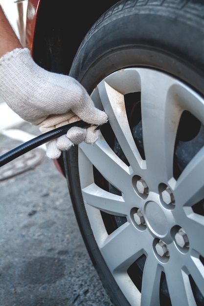 Pompage de pneus de voiture dans la station-service