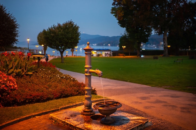 Pompe à eau de la ville dans une rue de Velden am Worter See