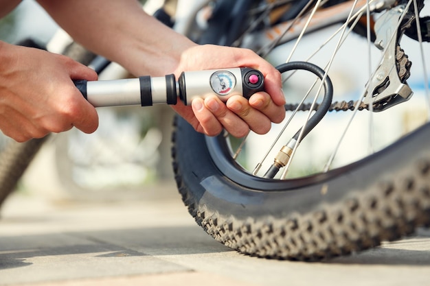 Photo pomper un pneu de vélo