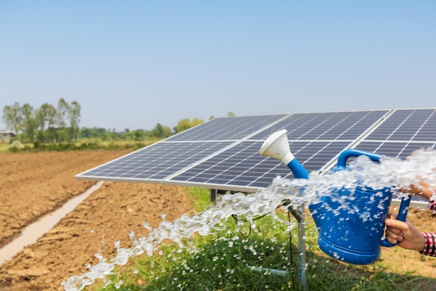 Pompes à eau et panneaux solaires dans la ferme