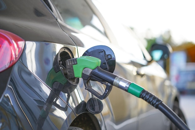 Pompes à pompe dans une station-service Buse de carburant pour faire le plein de carburant dans la voiture à la station-service