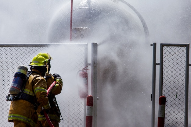 Un pompier contrôle un incendie