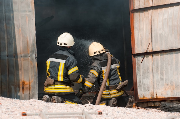 Un pompier éteint un incendie