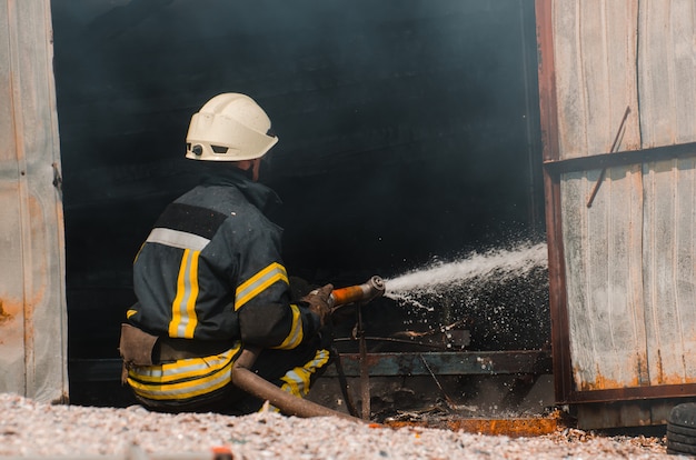 Un pompier éteint un incendie